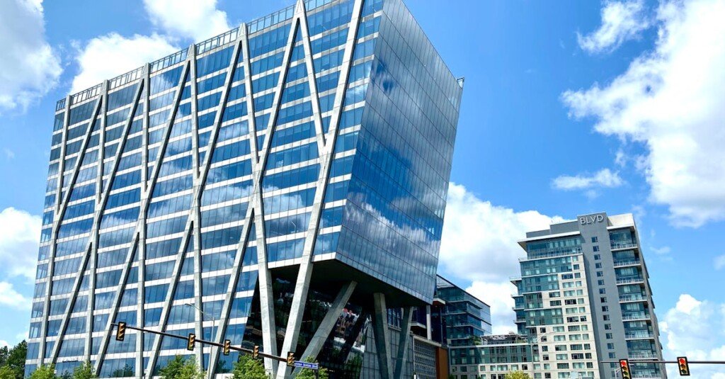 découvrez nos solutions sur mesure en acier et verre : portes, cloisons et garde-corps alliant robustesse et élégance pour sublimer vos espaces intérieurs et extérieurs.