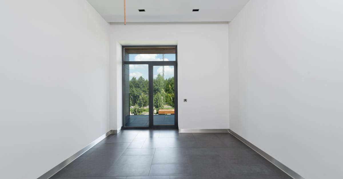 découvrez notre porte intérieure en verre alliant élégance et modernité, parfaite pour illuminer et agrandir vos espaces de vie avec style.