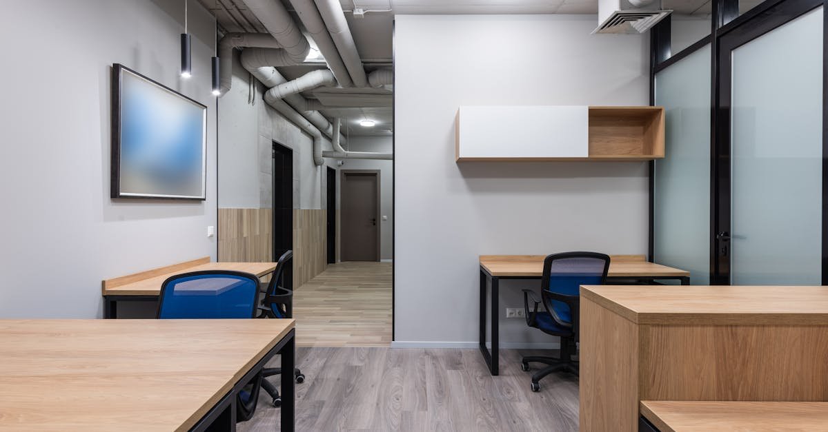 découvrez nos cloisons intérieures en verre, élégantes et modernes, idéales pour optimiser l'espace et améliorer la luminosité de vos bureaux ou espaces de vie.