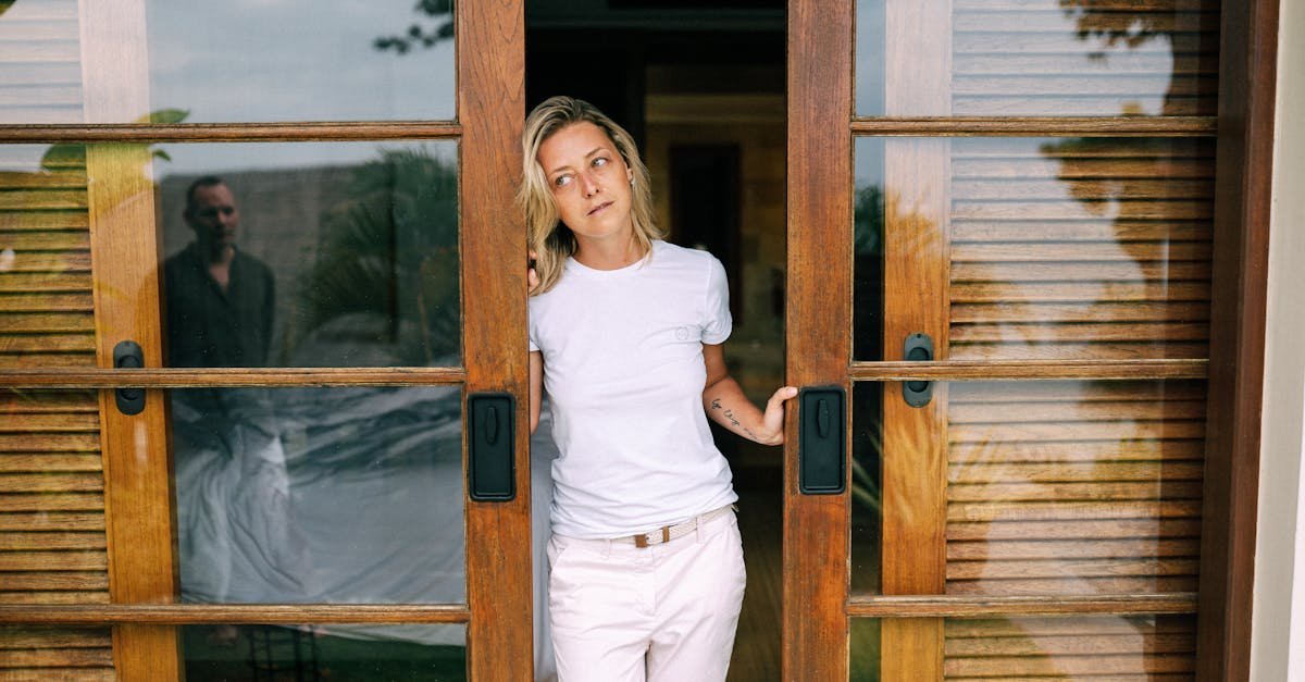 découvrez notre sélection de portes coulissantes en verre alliant esthétisme, fonctionnalité et luminosité pour sublimer votre intérieur.