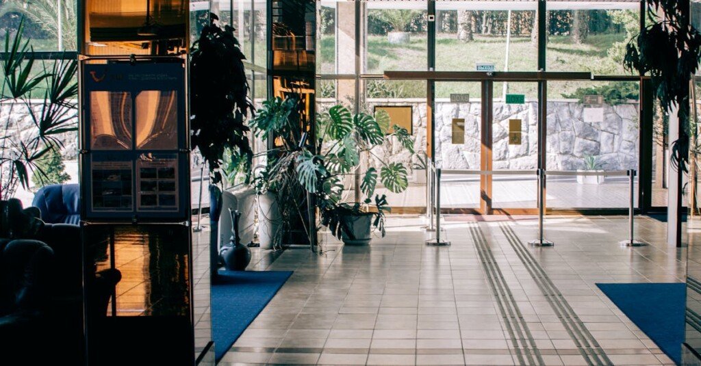 découvrez notre porte battante en verre alliant élégance et fonctionnalité, idéale pour optimiser la luminosité et moderniser vos espaces.