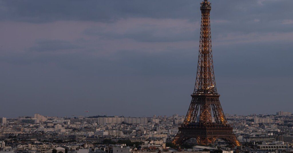 découvrez notre expertise en fabrication de verrières à paris, alliant savoir-faire traditionnel et design moderne pour sublimer vos espaces.