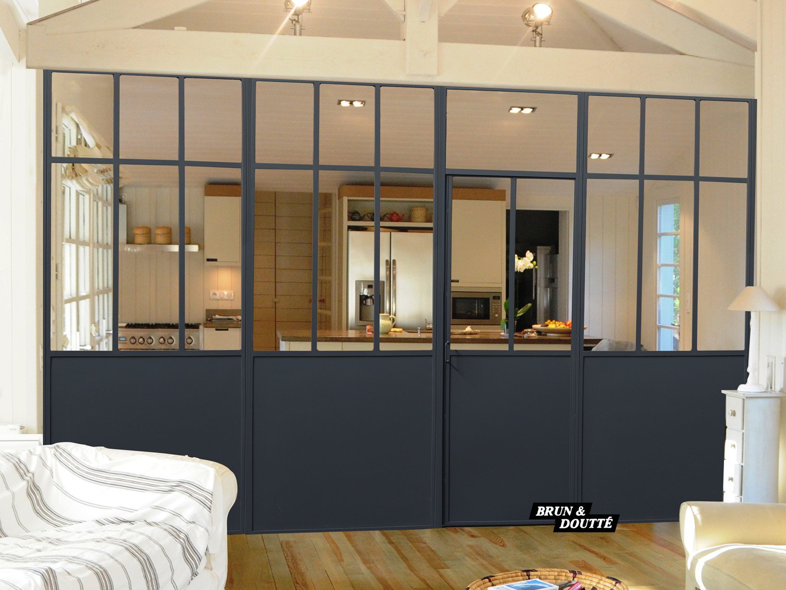 découvrez comment aménager un couloir avec une verrière en acier sur mesure, alliant élégance et fonctionnalité pour valoriser votre espace intérieur.