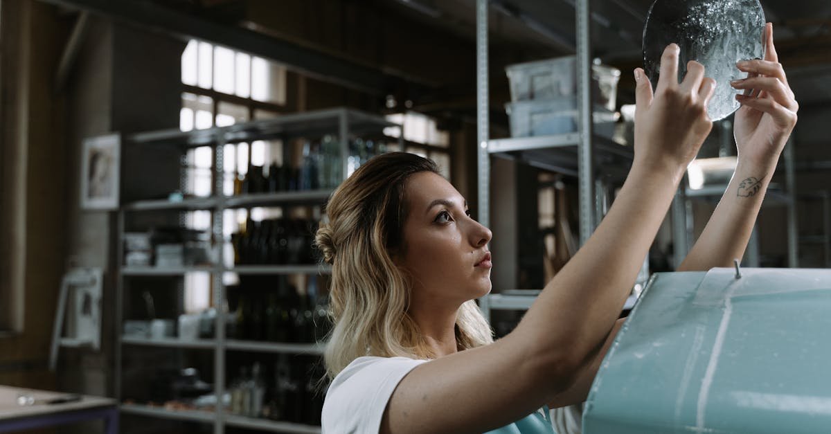 découvrez le savoir-faire exceptionnel de l'artisanat verrier à paris, alliant tradition et créativité pour des œuvres en verre uniques et sur mesure.