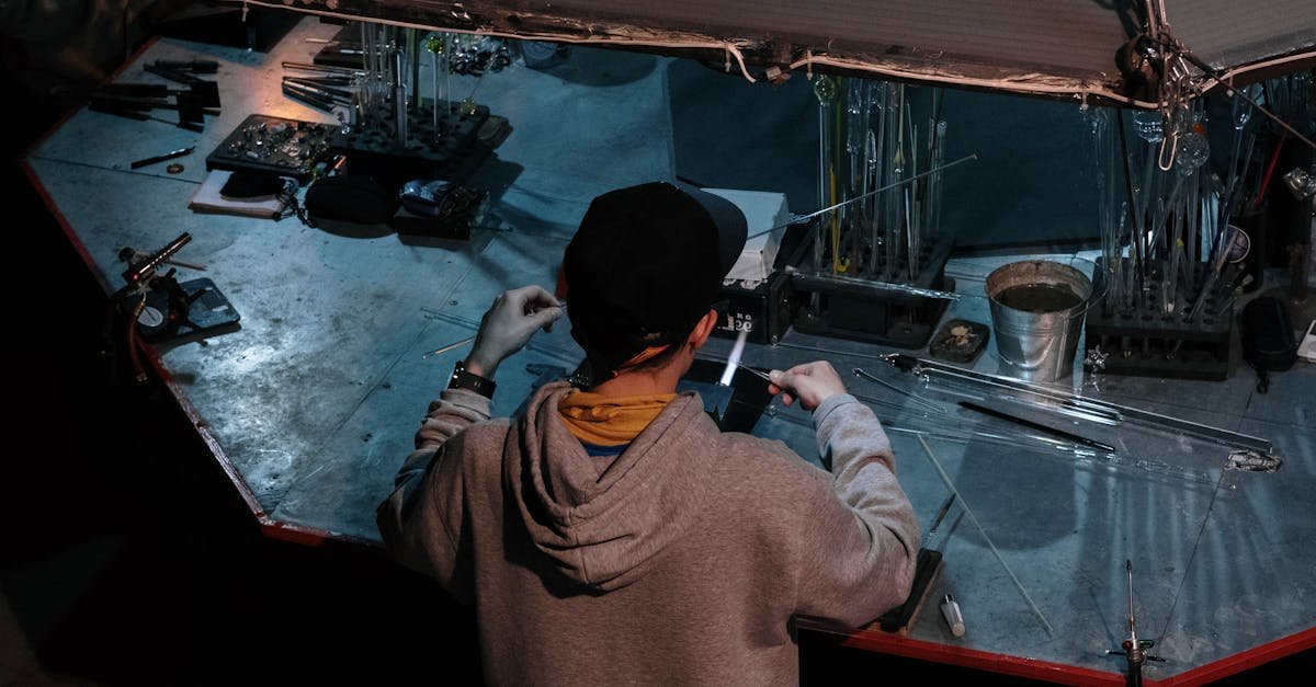 découvrez l'artisanat verrier à paris : créations uniques en verre alliant tradition et innovation, réalisées par des maîtres verriers passionnés.