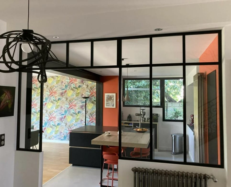 découvrez comment choisir une verrière en acier sur mesure à paris et en île-de-france pour apporter élégance et luminosité à votre intérieur.