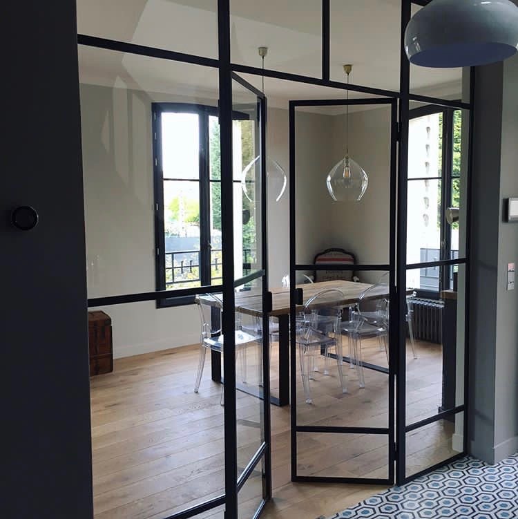 découvrez notre cloison verrière en acier sur mesure à paris, alliant élégance et fonctionnalité pour sublimer vos espaces intérieurs.