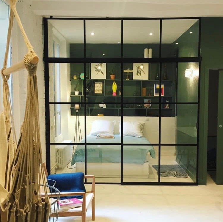 découvrez nos cloisons verrières en acier sur mesure à paris, alliant élégance et fonctionnalité pour sublimer vos espaces intérieurs.