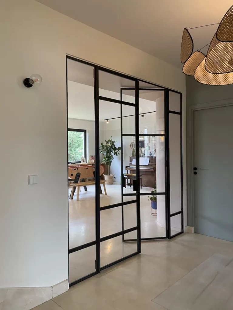 découvrez nos cloisons verrières en acier sur mesure, idéales pour sublimer vos espaces à paris et en île-de-france. qualité, design et fabrication personnalisée pour un intérieur moderne et lumineux.