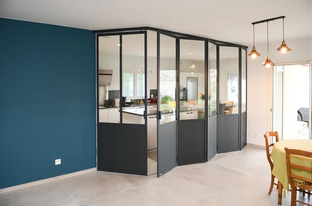 découvrez notre cloison verrière en acier sur mesure à paris et en île-de-france, alliant élégance et fonctionnalité pour sublimer vos espaces professionnels et résidentiels.