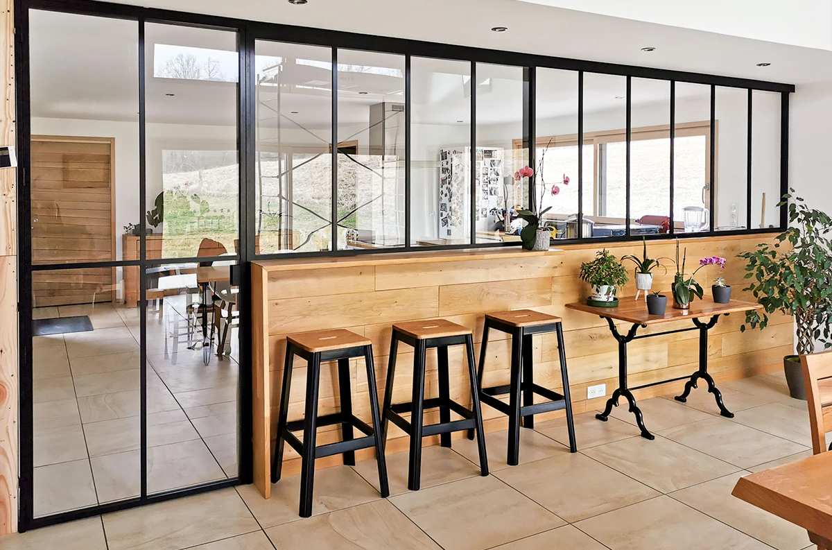 découvrez nos cloisons verrières en acier sur mesure, conçues pour sublimer vos espaces à paris et en île-de-france. élégance et robustesse pour un intérieur moderne et lumineux.