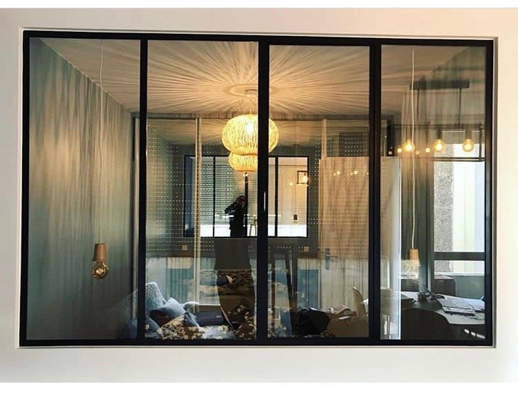 découvrez notre cloison verrière en acier sur mesure, idéale pour sublimer vos espaces à paris et en île-de-france. alliez élégance industrielle et luminosité grâce à nos créations personnalisées.