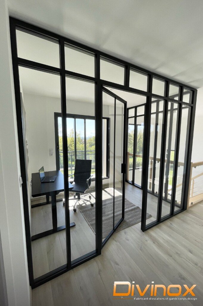 découvrez nos cloisons verrières avec porte, élégantes et sur mesure, idéales pour aménager vos espaces à paris et en île-de-france.