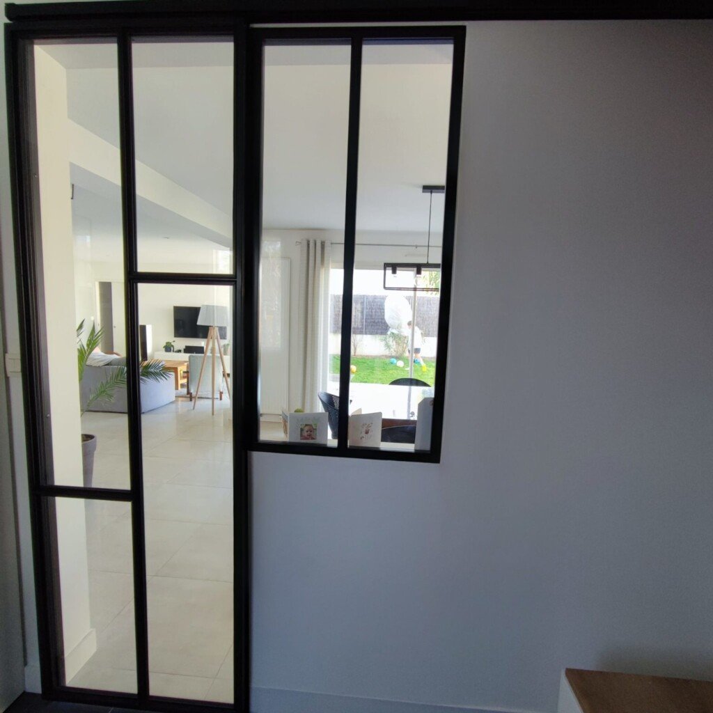 découvrez la cloison verrière avec porte coulissante alliant élégance et fonctionnalité pour optimiser votre espace tout en apportant luminosité et modernité à votre intérieur.