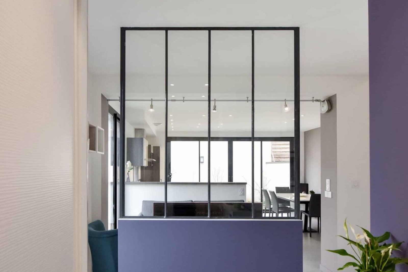 découvrez nos cloisons verrières pour créer un espace lumineux et élégant à paris et en île-de-france. solutions sur mesure pour optimiser la lumière et le design de vos intérieurs.