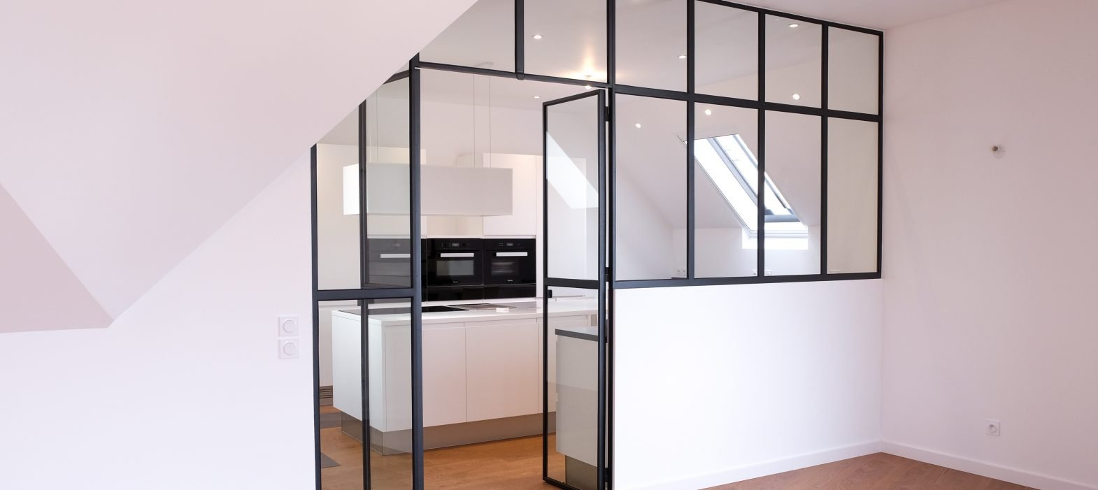 découvrez notre cloison verrière intérieure en acier sur mesure, élégante et durable, parfaite pour séparer vos espaces tout en laissant passer la lumière naturelle.