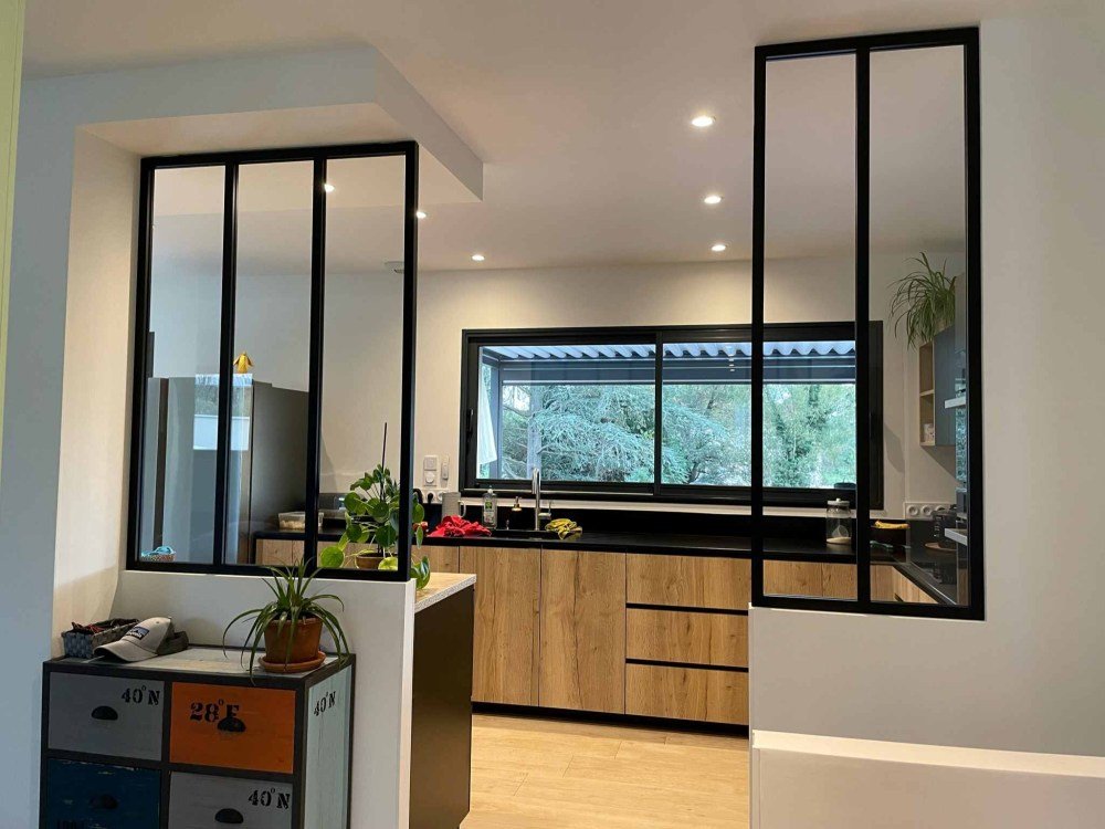 découvrez notre cloison verrière intérieure en acier sur mesure, alliant élégance et fonctionnalité pour sublimer vos espaces de vie et de travail.