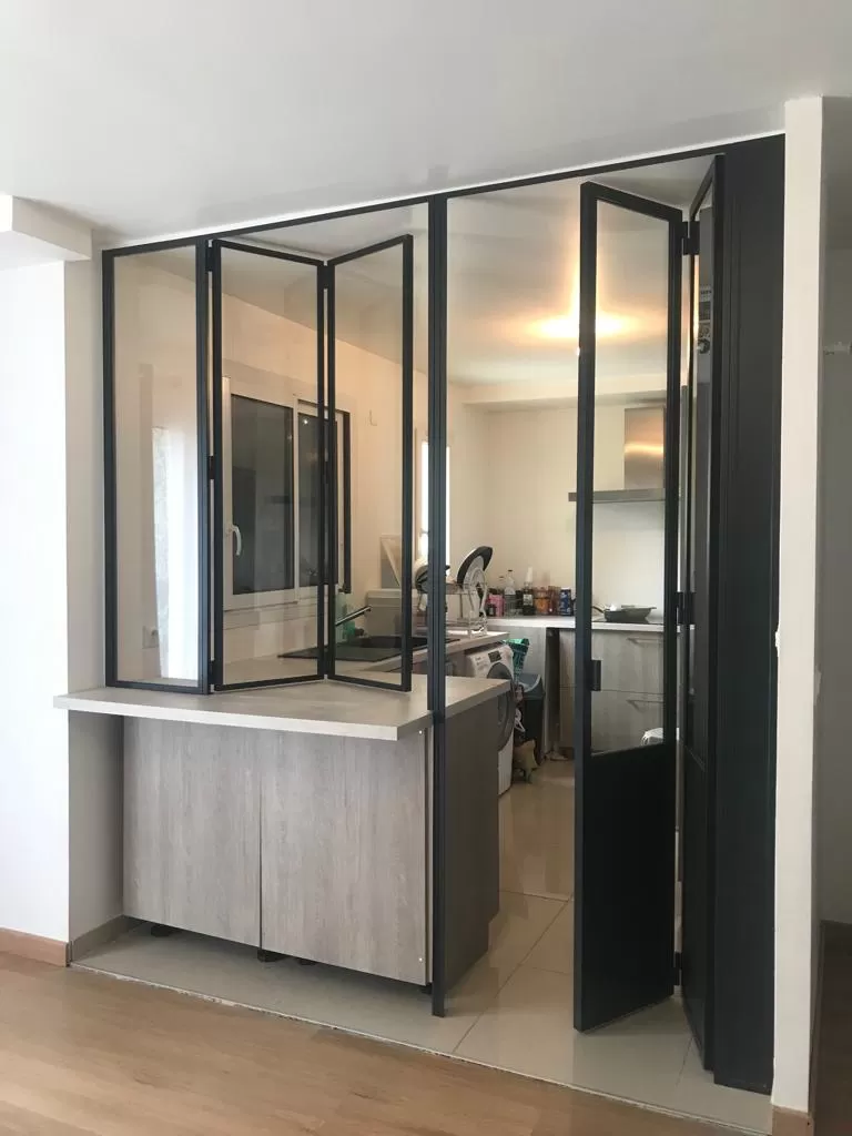 découvrez nos cloisons verrières sur mesure à paris et en île-de-france, alliant esthétique et fonctionnalité pour sublimer vos espaces professionnels et résidentiels.