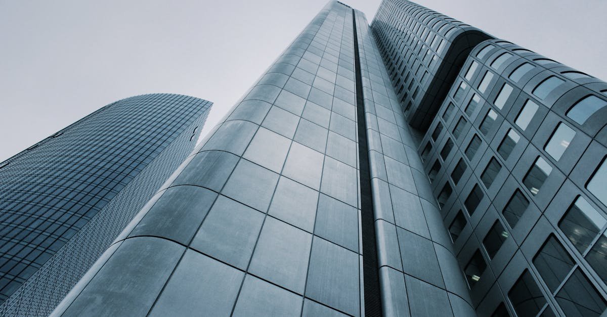 découvrez nos cloisons en acier et verre sur mesure, alliant design moderne et robustesse pour sublimer vos espaces professionnels ou résidentiels.