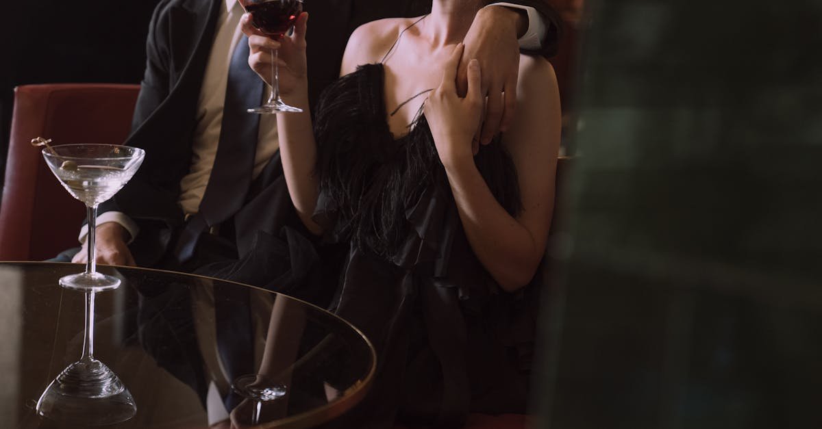 séparez votre dressing avec une élégante cloison vitrée pour un intérieur moderne et lumineux, alliant style et fonctionnalité.