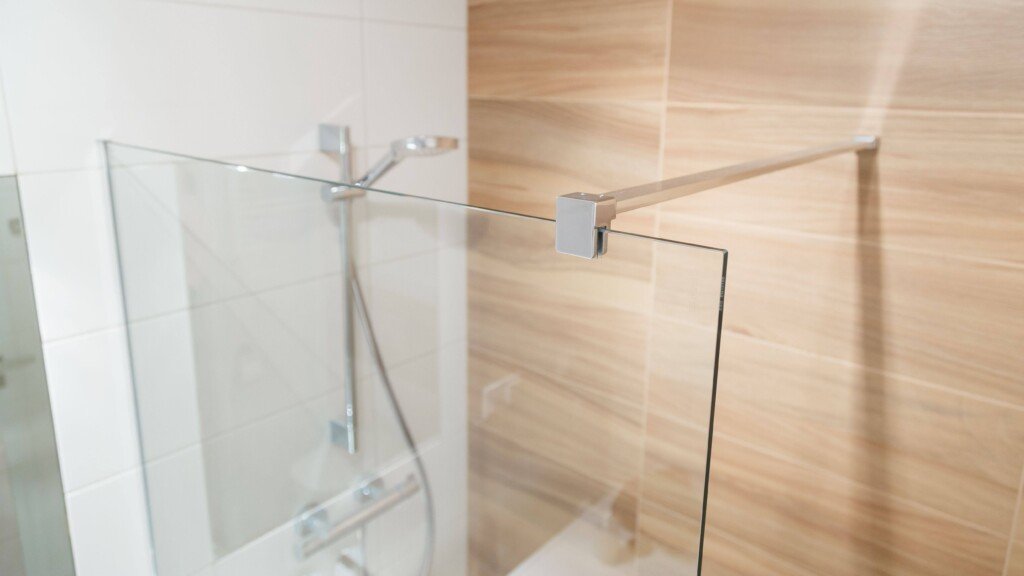 découvrez notre guide complet pour choisir et installer une verrière dans votre douche, alliant style et fonctionnalité pour moderniser votre salle de bains.