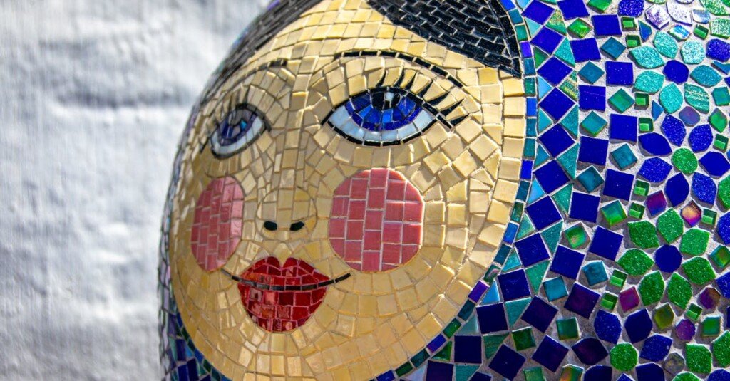 découvrez nos vitraux faits main, alliant tradition et créativité pour sublimer votre intérieur avec des œuvres uniques et colorées.