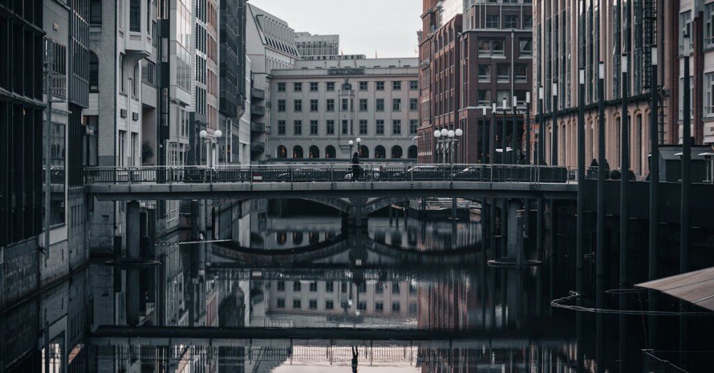 découvrez nos cloisons en verre industrielles alliant style moderne et fonctionnalité pour optimiser vos espaces professionnels avec élégance.