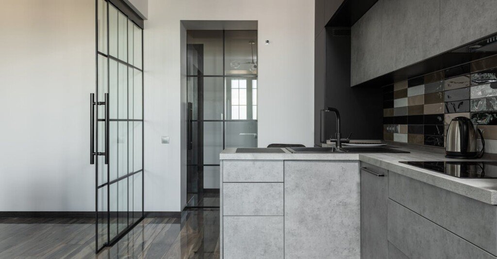 séparez votre cuisine avec élégance grâce à une cloison en verre moderne, offrant luminosité et design contemporain à votre intérieur.