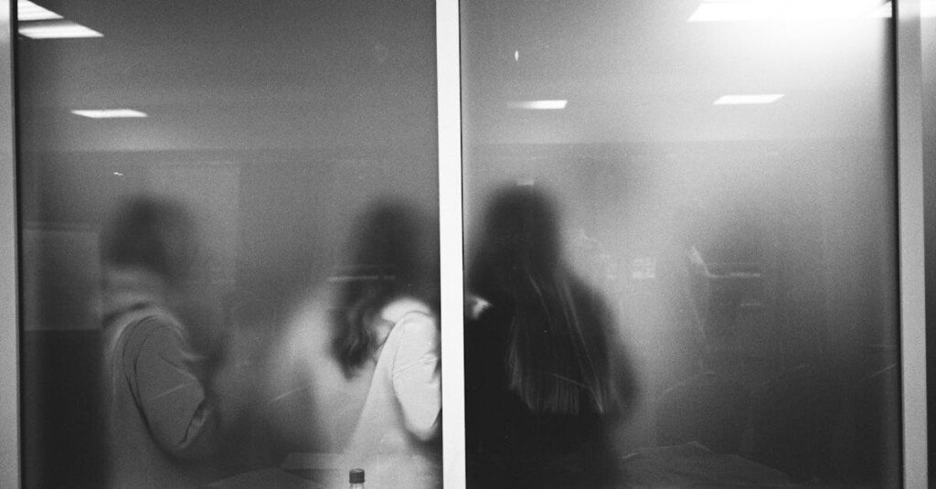 séparez vos espaces de travail avec élégance grâce à nos cloisons vitrées pour bureau, offrant luminosité et modernité à votre environnement professionnel.