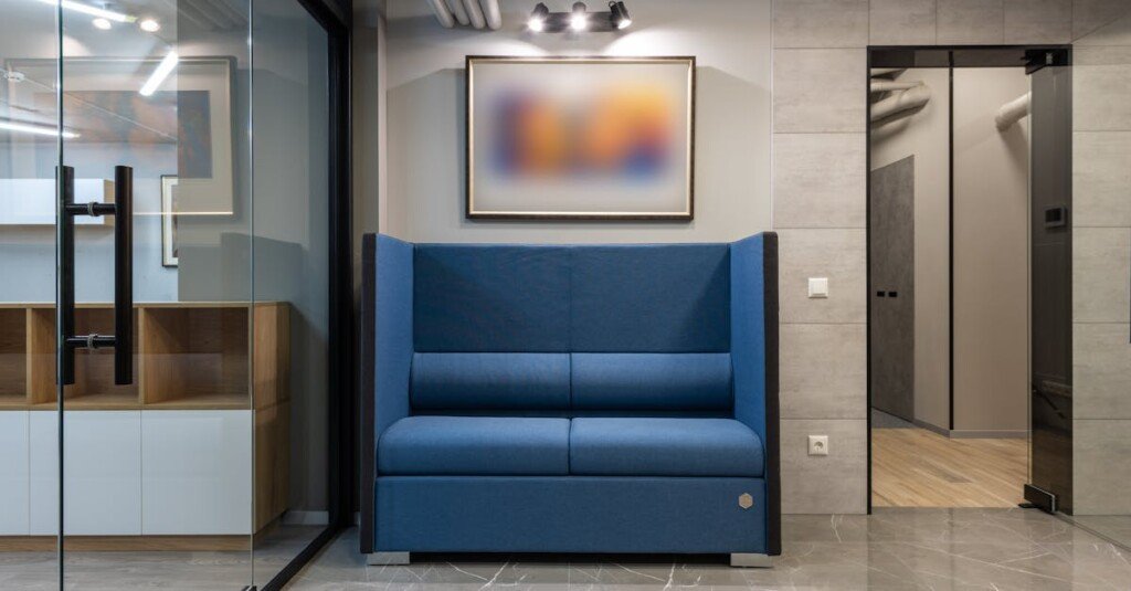 découvrez nos cloisons vitrées de bureau, alliant élégance et fonctionnalité pour optimiser l'espace de travail tout en favorisant la lumière naturelle et la communication.