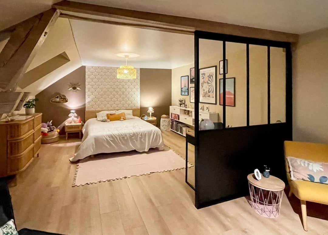 découvrez comment optimiser la lumière naturelle grâce à une porte verrière dans votre chambre pour un espace lumineux et agréable.