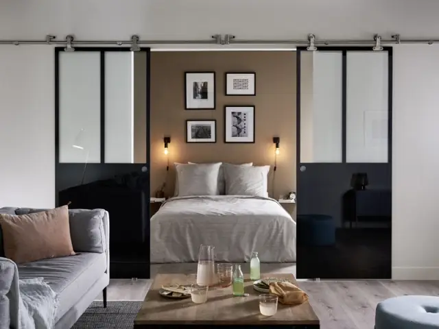 découvrez comment optimiser la lumière naturelle grâce à une porte verrière dans votre chambre pour un espace lumineux et agréable.