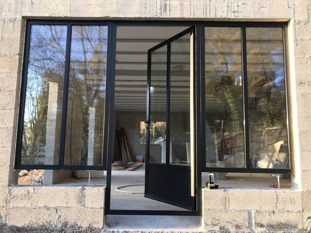 découvrez notre porte verrière atelier sur mesure en acier, alliant robustesse et élégance pour sublimer vos espaces avec une touche industrielle personnalisée.