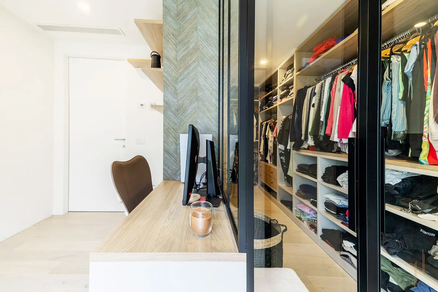 découvrez nos conseils d'artisan en île-de-france pour choisir et installer une porte verrière sur mesure dans votre bureau, alliant élégance et fonctionnalité.