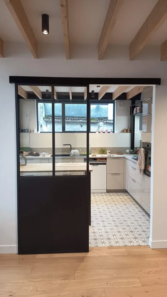 découvrez la porte verrière moderne par mds déco, une solution élégante et design qui réinvente votre espace en apportant luminosité et style contemporain à votre intérieur.