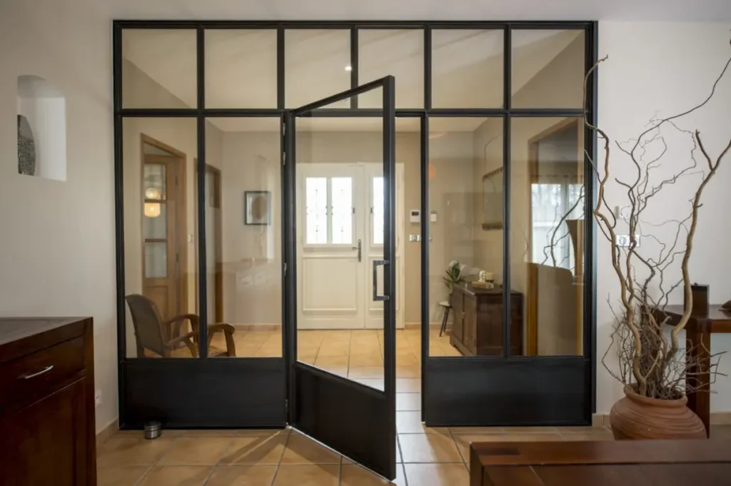 découvrez notre porte verrière sur mesure en acier, idéale pour sublimer votre salle de bain avec élégance et modernité tout en optimisant la lumière naturelle.