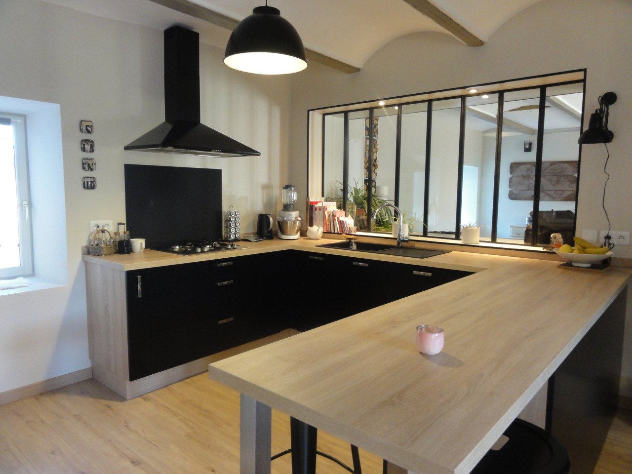 découvrez comment installer une séparation verrière pour une cuisine au style industriel, alliant fonctionnalité et design moderne.