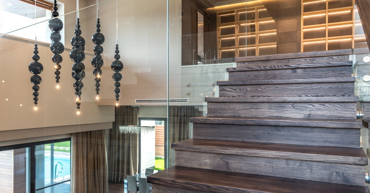 découvrez notre cloison en verre pour escalier, alliant élégance et luminosité pour un intérieur moderne et spacieux.