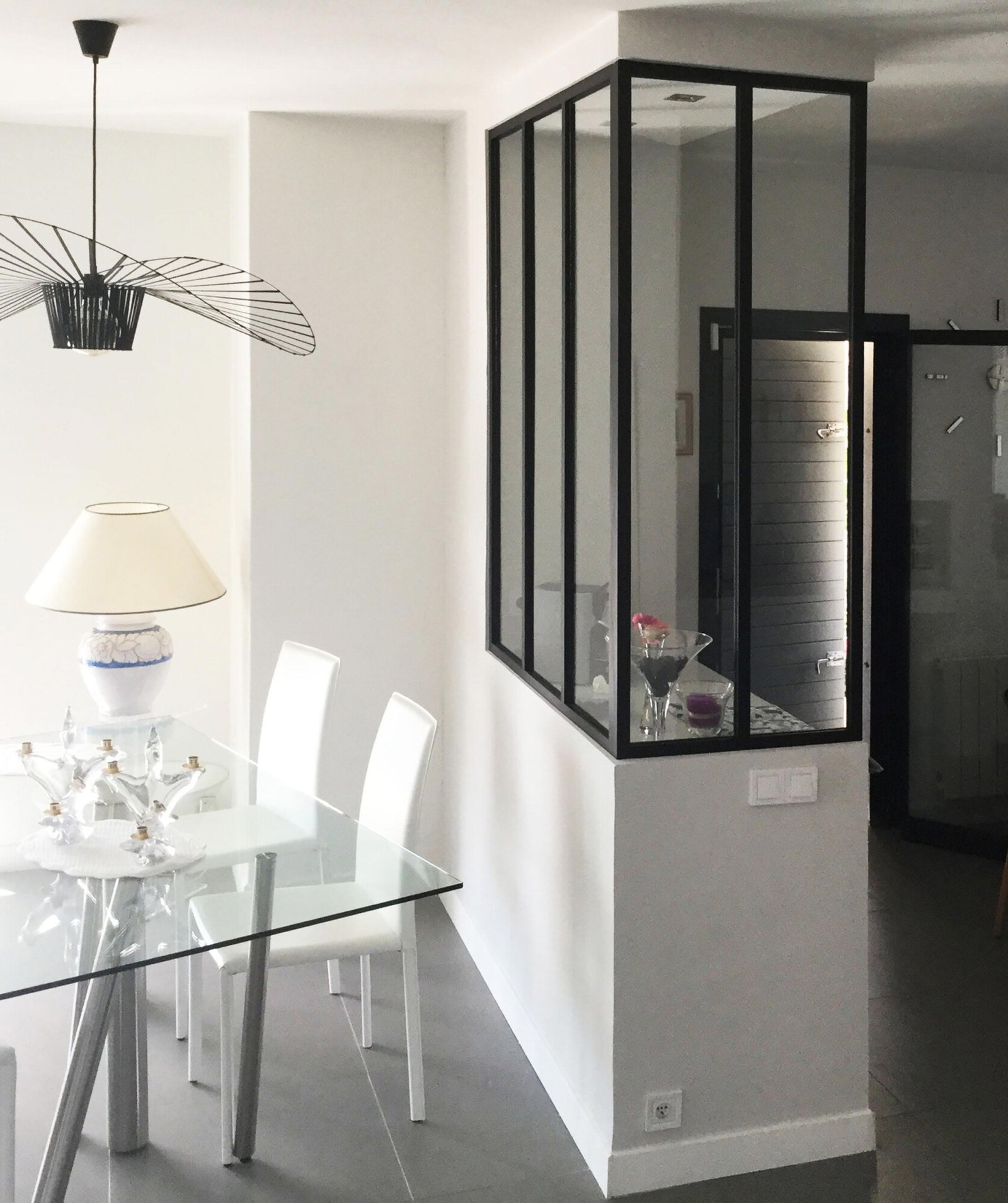 découvrez notre verrière cuisine sur mesure, alliant design et fonctionnalité pour sublimer votre espace de vie. fabrication personnalisée selon vos dimensions et vos goûts.