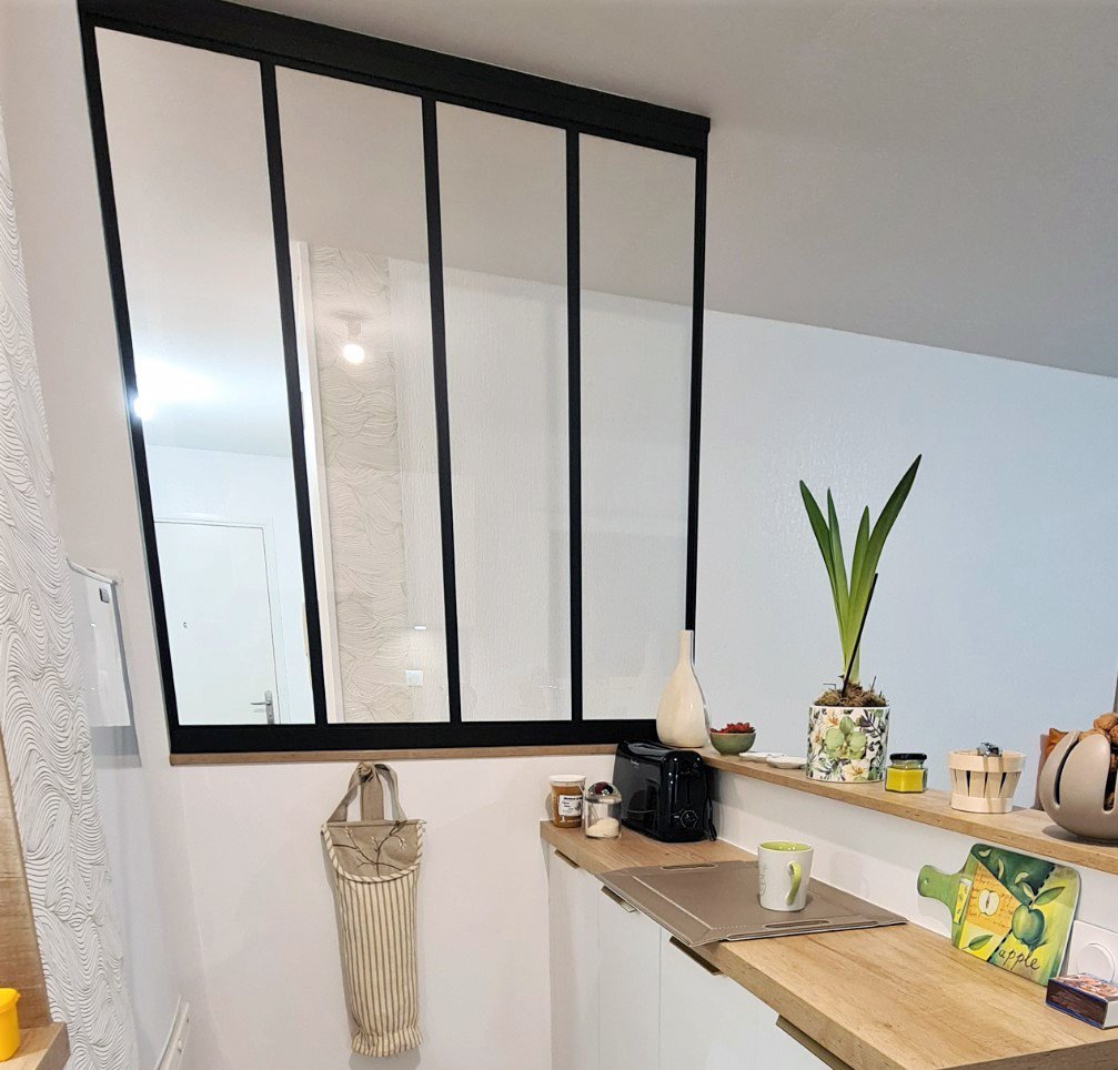 découvrez comment une verrière d'entrée apporte élégance et luminosité à votre intérieur, en sublimant votre espace avec style et transparence.