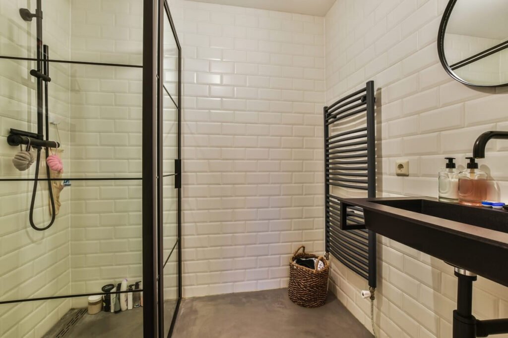 découvrez comment une verrière dans votre salle de bain apporte lumière naturelle et élégance, transformant votre espace en un lieu moderne et convivial.