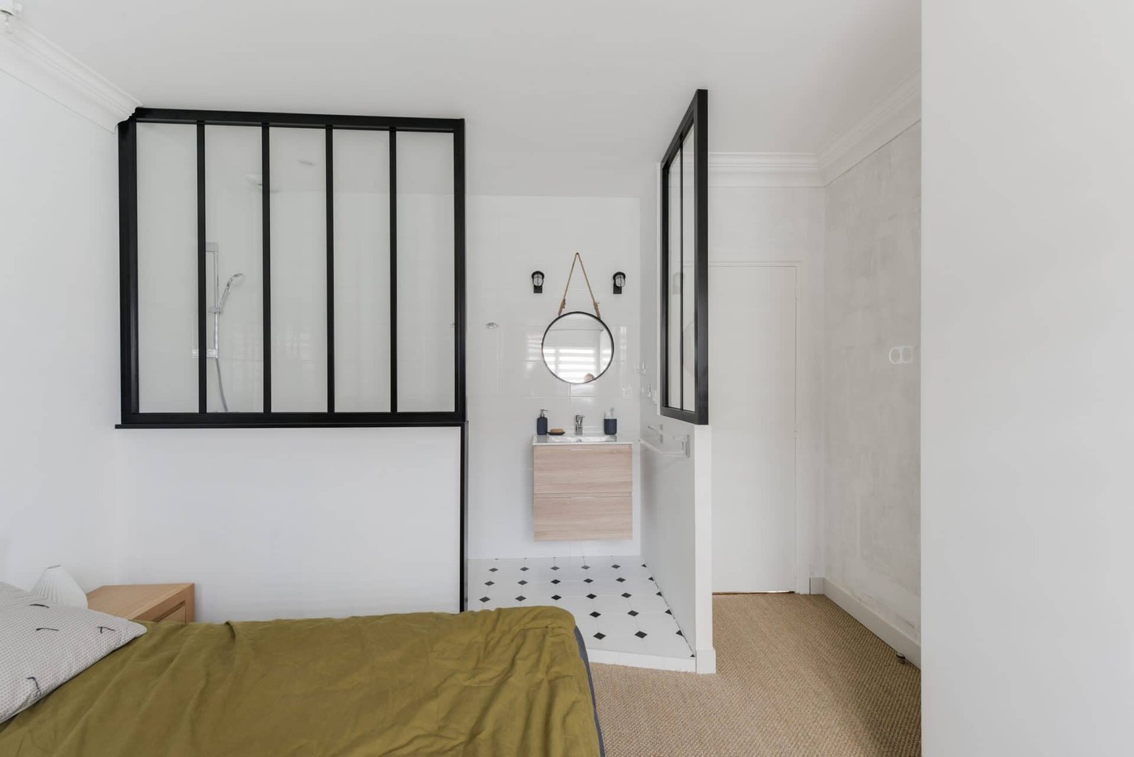 découvrez comment une verrière pour salle de bain apporte à la fois lumière naturelle et intimité, transformant votre espace en un havre de style et de confort.