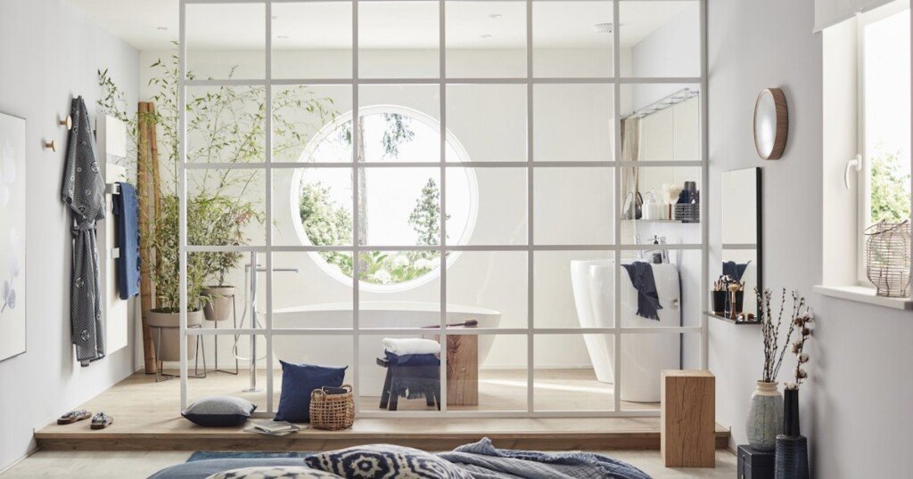 découvrez comment une verrière dans la salle de bain allie lumière naturelle et intimité, apportant une touche esthétique et fonctionnelle à votre espace.