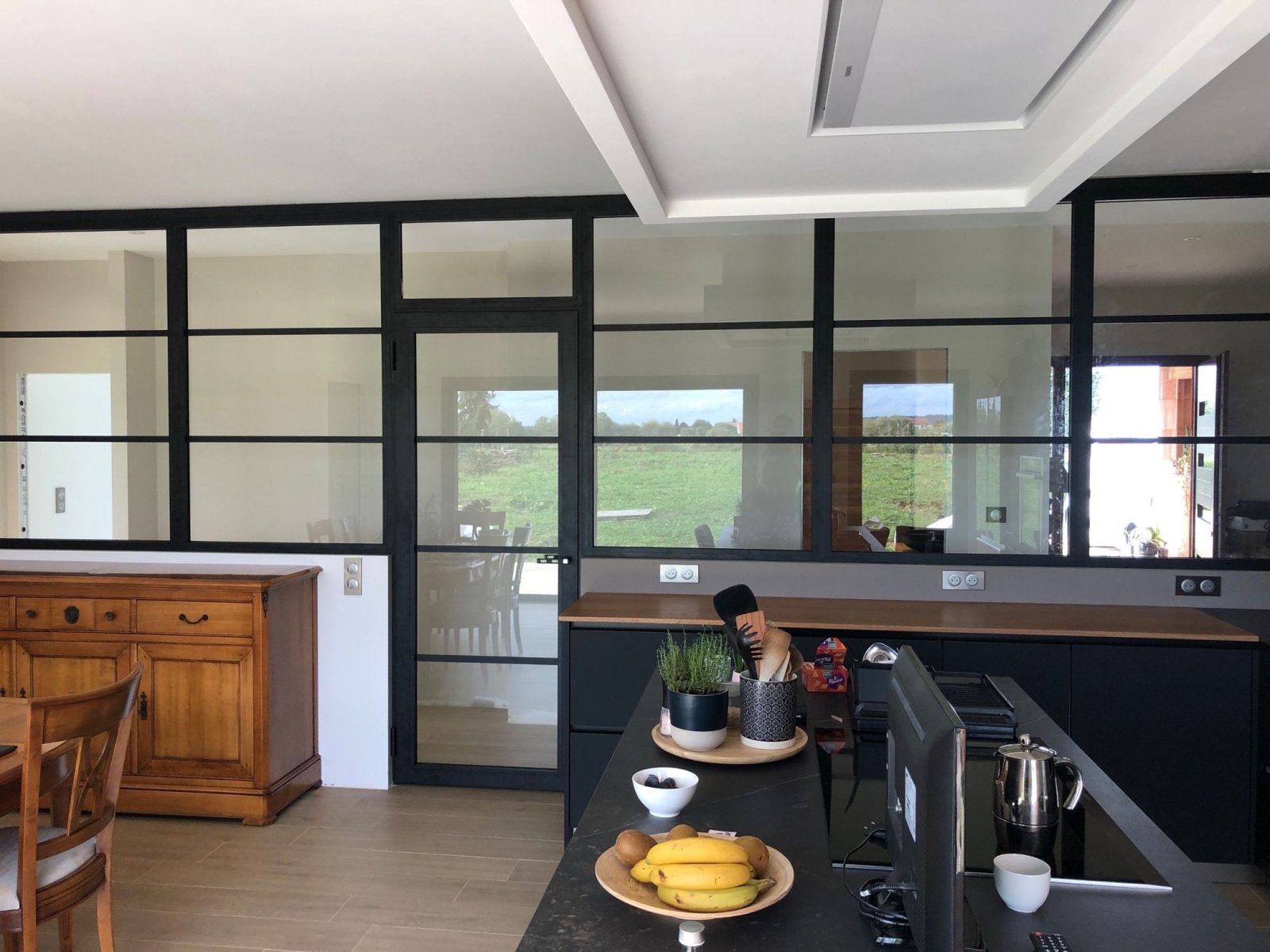 découvrez comment une verrière pour salon apporte lumière et élégance à votre intérieur, créant un espace chaleureux et moderne.