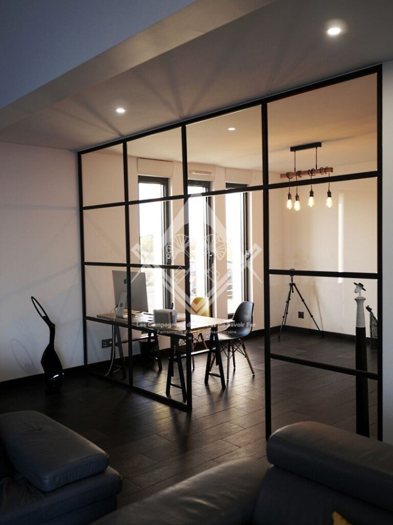 apportez lumière et élégance à votre salon avec une verrière design, idéale pour séparer les espaces tout en laissant passer la lumière naturelle.