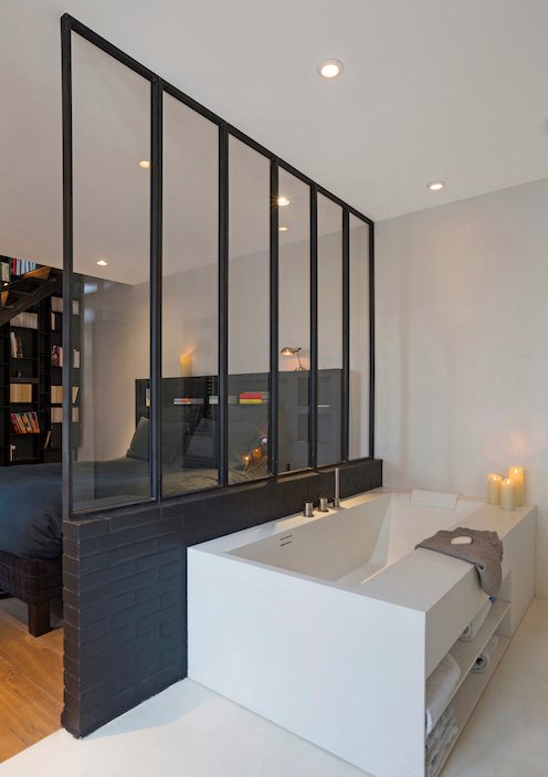 découvrez nos verrières élégantes pour séparer votre chambre du salon tout en apportant luminosité et style à votre intérieur.