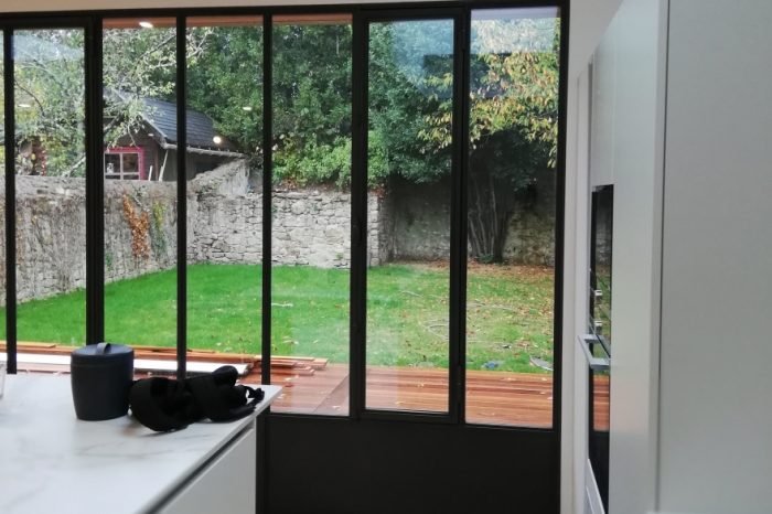 découvrez notre verrière sur-mesure en acier, conçue à paris et en île-de-france pour apporter élégance et luminosité à votre intérieur.