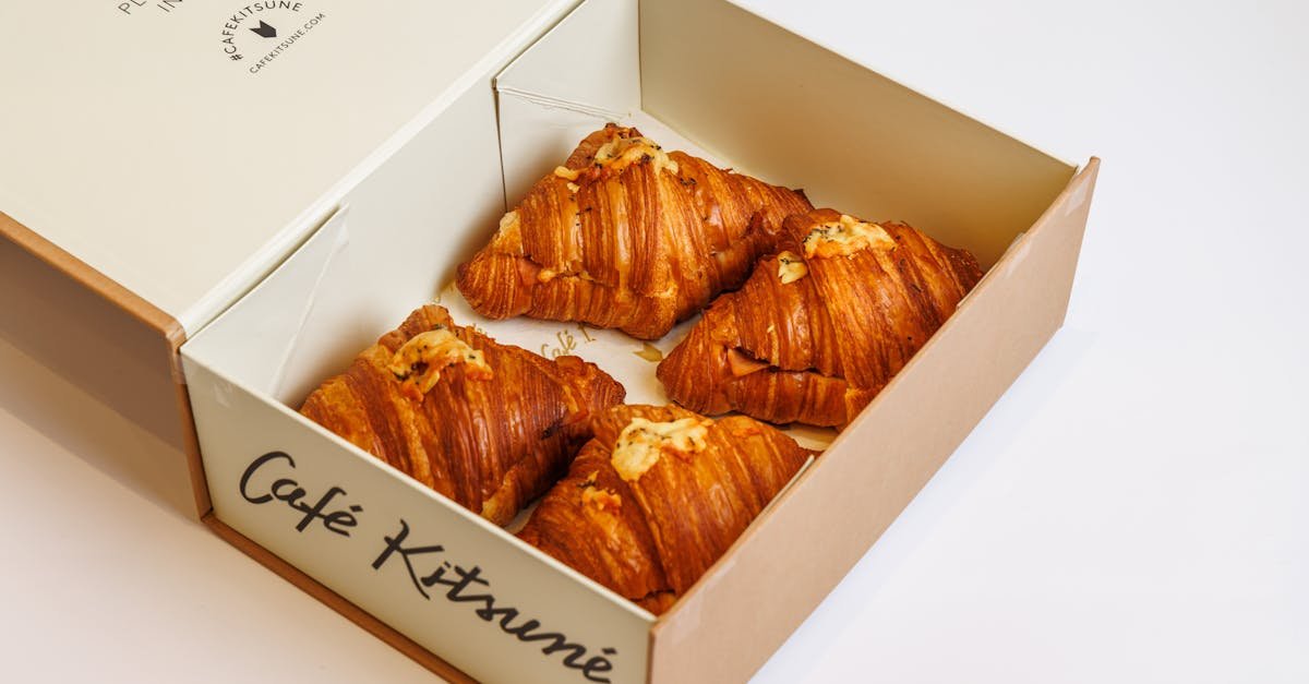 artisan verrier à paris, spécialisé dans la création et la restauration de pièces en verre sur mesure, alliant savoir-faire traditionnel et design contemporain.