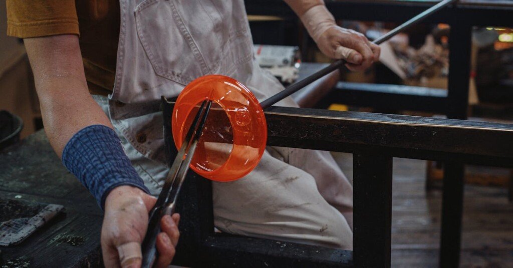 découvrez l'art du travail du verre artisanal, alliant tradition et savoir-faire pour créer des pièces uniques et élégantes.
