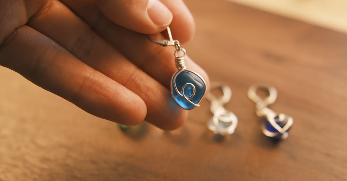 découvrez l'artisanat du verre, alliant savoir-faire traditionnel et créations uniques en verre soufflé à la main.